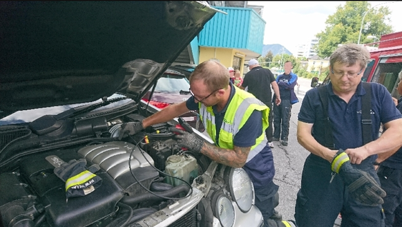 Feuerwehr Villach rettet Kätzchen
http://www.feuerwehr-villach.at/einsaetze/einsatzbericht/238.html