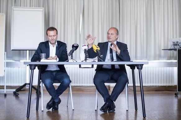 Stadtrat Filippo Leutenegger, rechts, spricht neben Departmentssektretaer Stefan Roduner an der Medienkonferenz anlaesslich der Freistellung des Direktors von ERZ Entsorgung und Recycling Zuerich Urs  ...