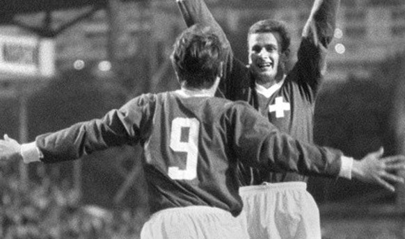 Fritz Kuenzli, mit der Nummer 9, freut sich mit Rolf Blaettler im EM-Qualifikationsspiel Schweiz - Rumaenien am 24. Mai 1967 im Hardturm-Stadion in Zuerich ueber seinen Treffer zum 1:0. Am Boden liegt ...