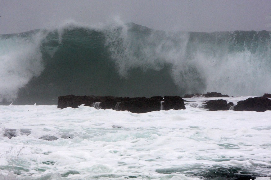Bis zu 14 Meter hohe Wellenbrecher wurden angekündigt.