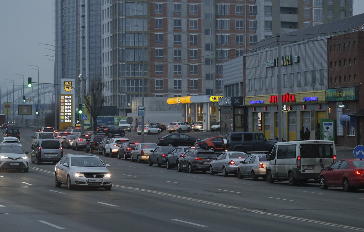 epa09780271 Cars line up at a gas station in Kiev, Ukraine, 24 February 2022. Russian troops entered Ukraine while the country's President Volodymyr Zelensky addressed the nation to announce the  ...