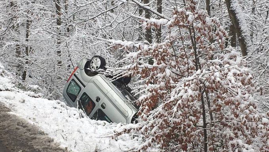 Ettingen (BL): Ein Auto kommt auf der glatten Strasse ins Schleudern und stürzt einen Waldhang hinab. Der Fahrer bleibt unverletzt, am Wagen entsteht Totalschaden.