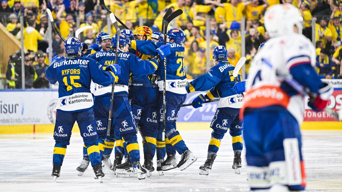 Davos bejubelt die Finalqualifikation beim fuenften Eishockey Playoff Halbfinalspiel der National League zwischen HC Davos (HCD) und ZSC Lions (ZSC), am Sonntag, 12. April 2026, in der zondacrypto-Are ...