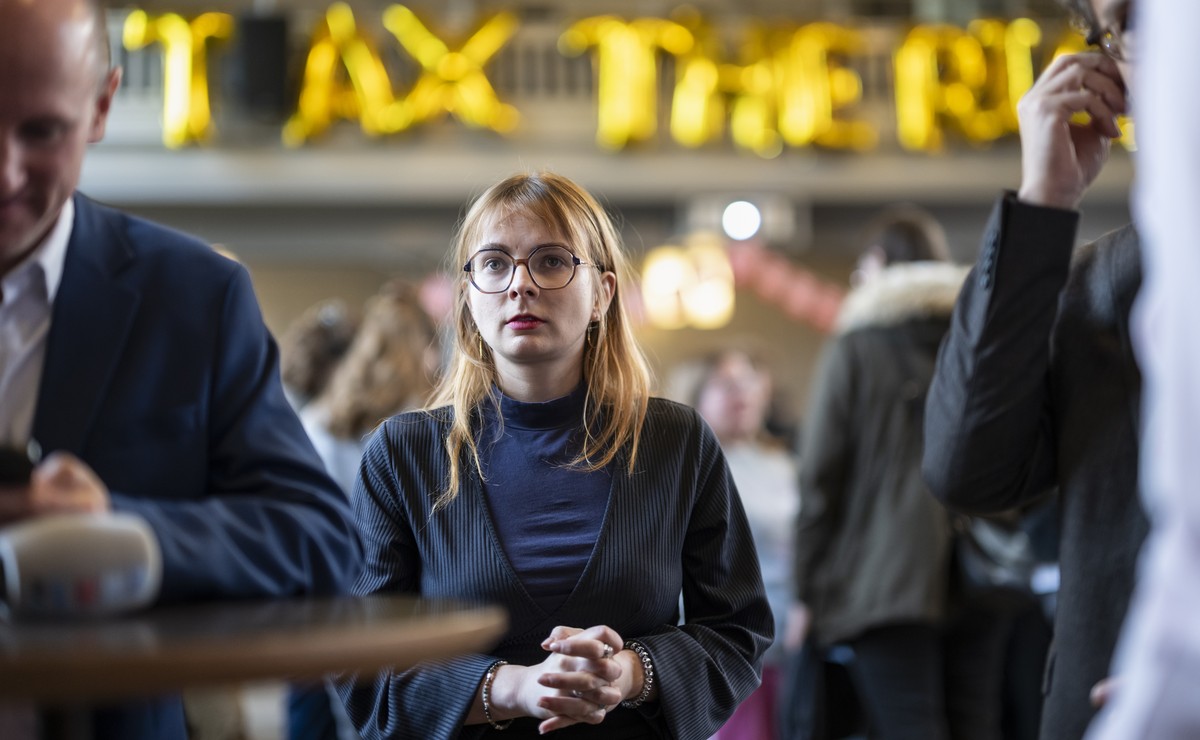 Mirjam Hostetmann, Praesidentin JUSO Schweiz, schaut auf die Resultate, am Abstimmungsfest der JUSO zur Initiative "Fuer eine soziale Klimapolitik - steuerlich gerecht finanziert (Initiative für  ...