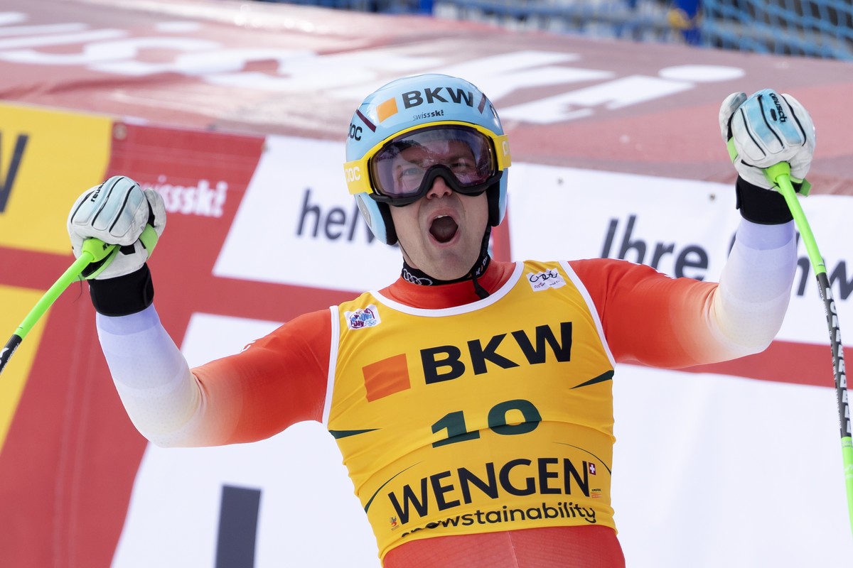 epa10402875 Stefan Rogentin of Switzerland reacts in the finish area during the men's Super G race at the FIS Alpine Skiing World Cup in Wengen, Switzerland, 13 January 2023. EPA/PETER KLAUNZER