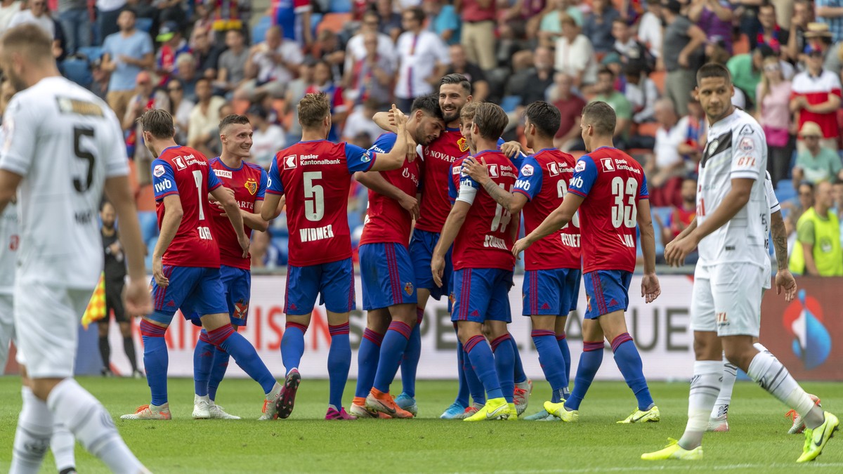 Basels Spieler freuen sich mit Kemal Ademi, Mitte, ueber sein 2:0 im Fussball Meisterschaftsspiel der Super League zwischen dem FC Basel 1893 und dem FC Lugano im Stadion St. Jakob-Park in Basel, am S ...