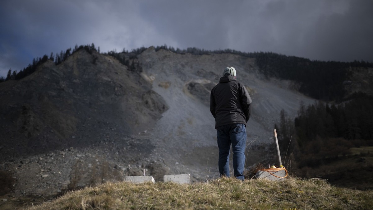 Ein Durchreisender blickt zum "Brienzer Rutsch", aufgenommen am Dienstag, 4. April 2023, in Brienz-Brinzauls. Ein Teil des Berges bewegt sich immer schneller, wie die Gemeinde mitteilte. Ein ...