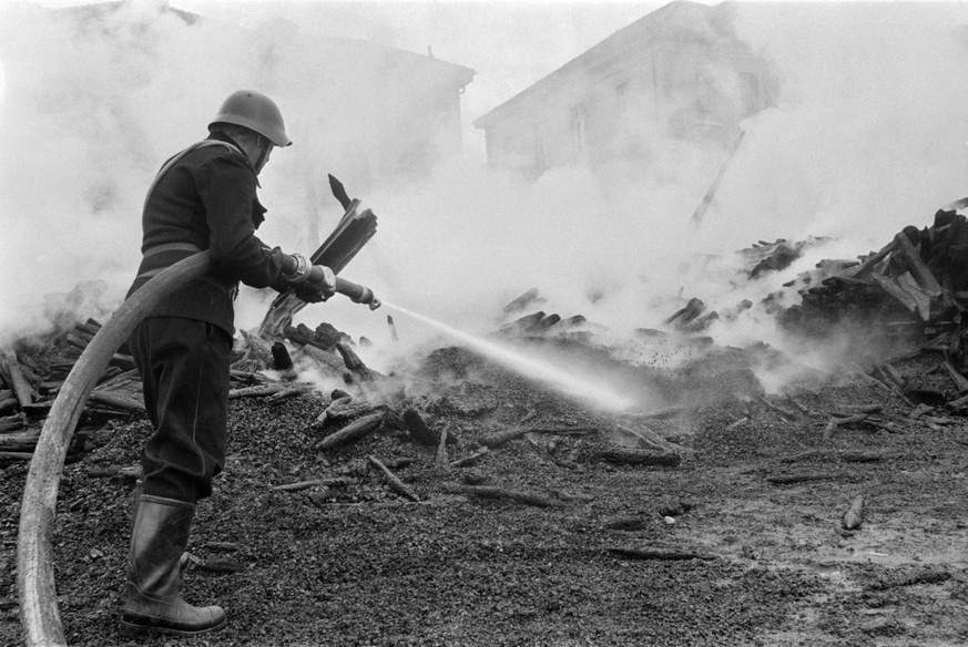 A major fire in the Burghoelzli, the psychiatric university hospital in Zurich, destroyed a large warehouse and the fire brigade was able to save the adjacent men&#039;s wing of the epileptic ward and ...