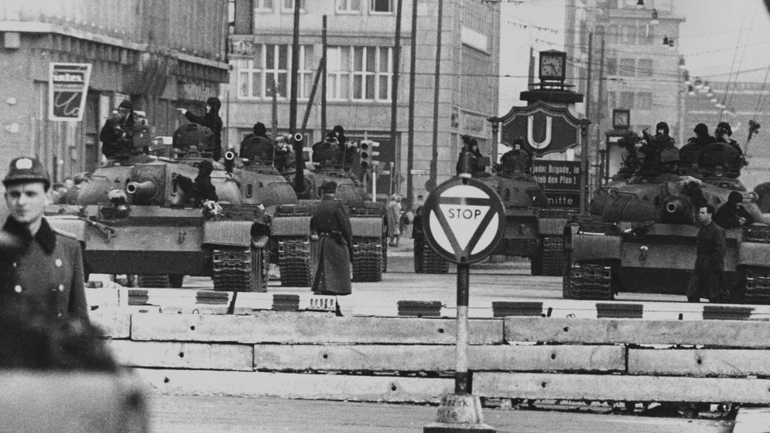 Sowjetische Panzer am Checkpoint Charlie.