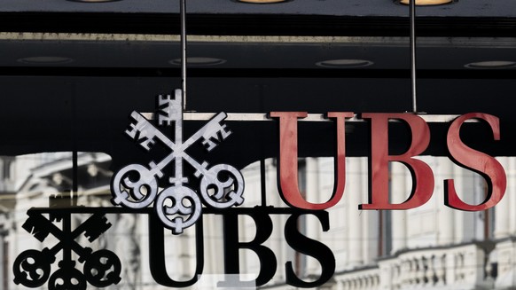 Das Logo der Bank UBS am Paradenplatz, aufgenommen am Dienstag, 6. Februar 2024 in Zuerich. (KEYSTONE/Ennio Leanza)