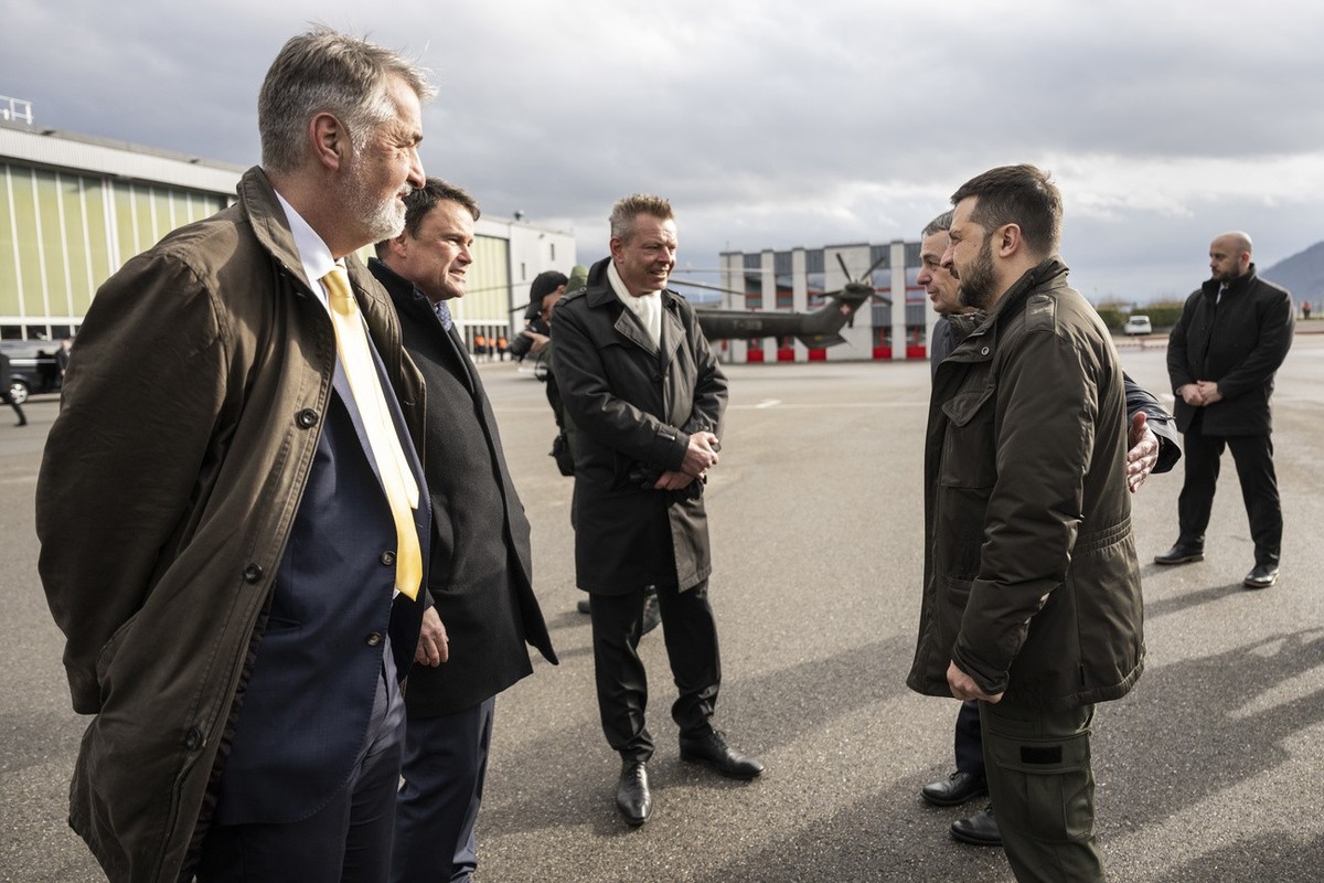 Volodymyr Zelenskyy, President of Ukraine, right, is welcomed by from left, Alec von Graffenried, Mayor of Bern, Philippe Mueller, President of the government of the canton of Bern, and Reto Nause, Na ...