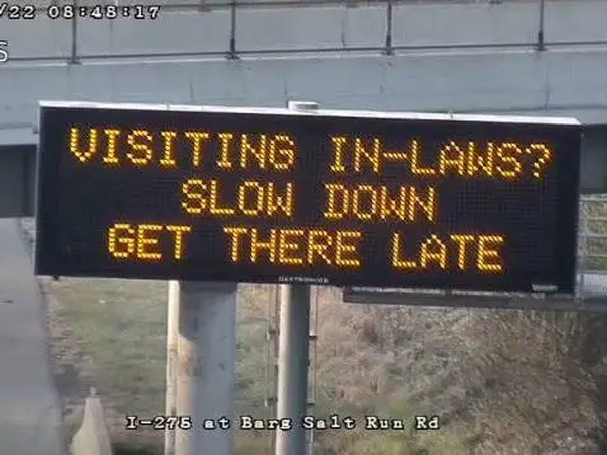 lustige verkehrsschilder autobahn warnschilder https://www.businessinsider.com/funny-highway-signs-messages-safety-federal-scrutiny-new-jersey-2023-2?r=US&amp;IR=T#-16