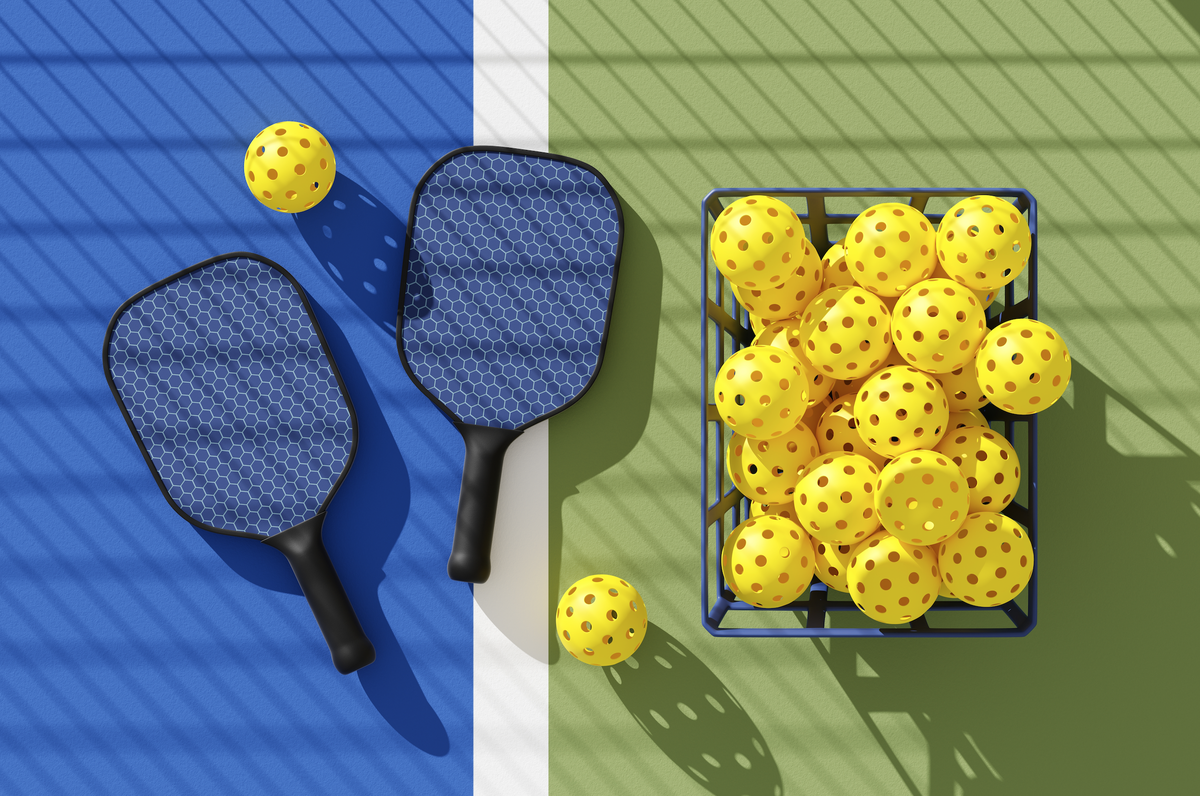 Voici à quoi ressemblent les raquettes et les balles de pickleball.