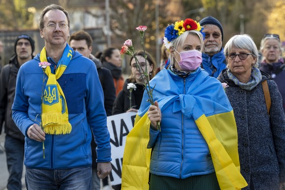 GSoA und Juso Aktivisten rufen bei einer Protestaktion vor der russischen Botschaft dazu auf, die russischen Truppen aus der Ukraine abzuziehen, am Mittwoch, 23. Februar 2022, in Bern. (KEYSTONE/Marce ...