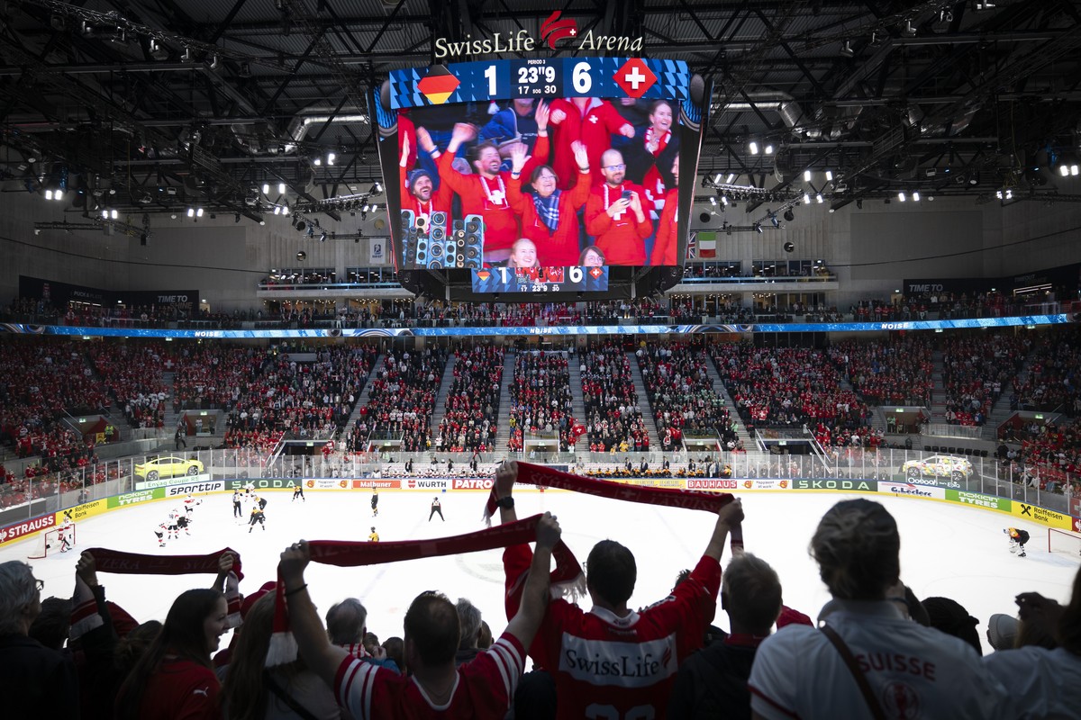 KEYPIX - Switzerland's fans celebrates during the 2026 IIHF Men's Ice Hockey World Championship preliminary round group A game between Germany and Switzerland, at the Swiss Life Arena ice ho ...