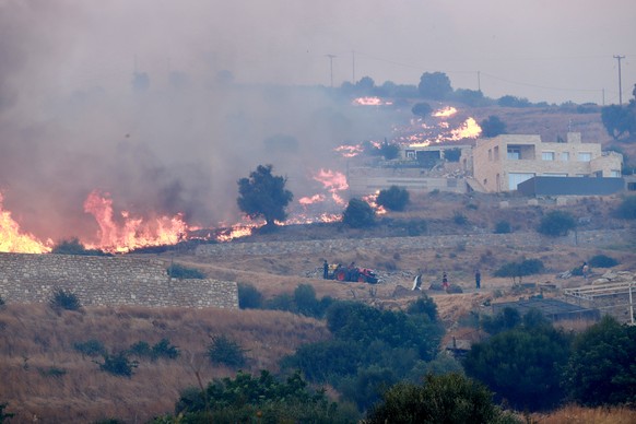 epaselect epa13140353 A fire burns through low-lying vegetation in Krya Vrysi, Rethymno, Crete, Greece, 29 July 2026. More than 150 firefighters, supported by four helicopters and four firefighting ai ...