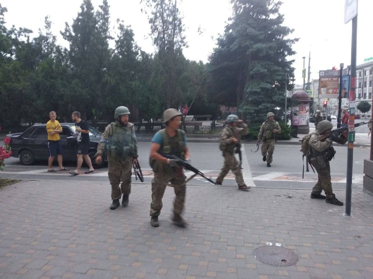 Les mercenaires, au petit matin, dans Rostov, côtoyant des habitants en shorts.