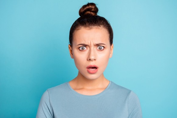Frau schaut erstaunt.