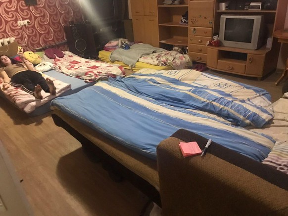 Eva hat alle Matratzen ihres Hauses in den Keller gebracht. Geimeinsam mit zwei befreundeten Familien harrt die Wädenswilerin im Donbass aus.