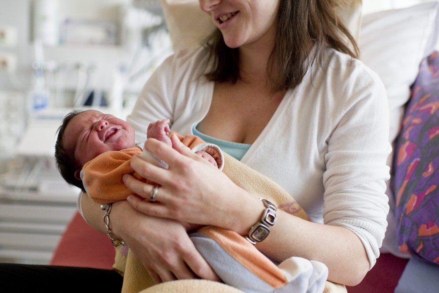 Ramona Signer mit ihrer drei Tage alten Tochter Jasmin im Spital und Pflegeheim in Appenzell, am Montag, 20. Januar 2012. Die Geburtenabteilung im Spital Appenzell wird noch in diesem Jahr geschlossen ...