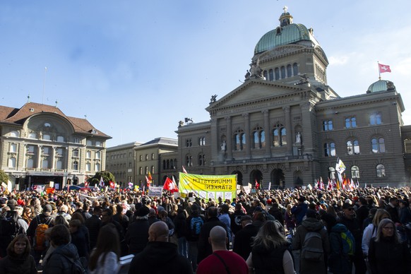 Personen versammeln sich bei einer Kundgebung gegen die Corona Massnahmen, am Samstag, 23. Oktober 2021, in Bern. (KEYSTONE/Peter Schneider)
