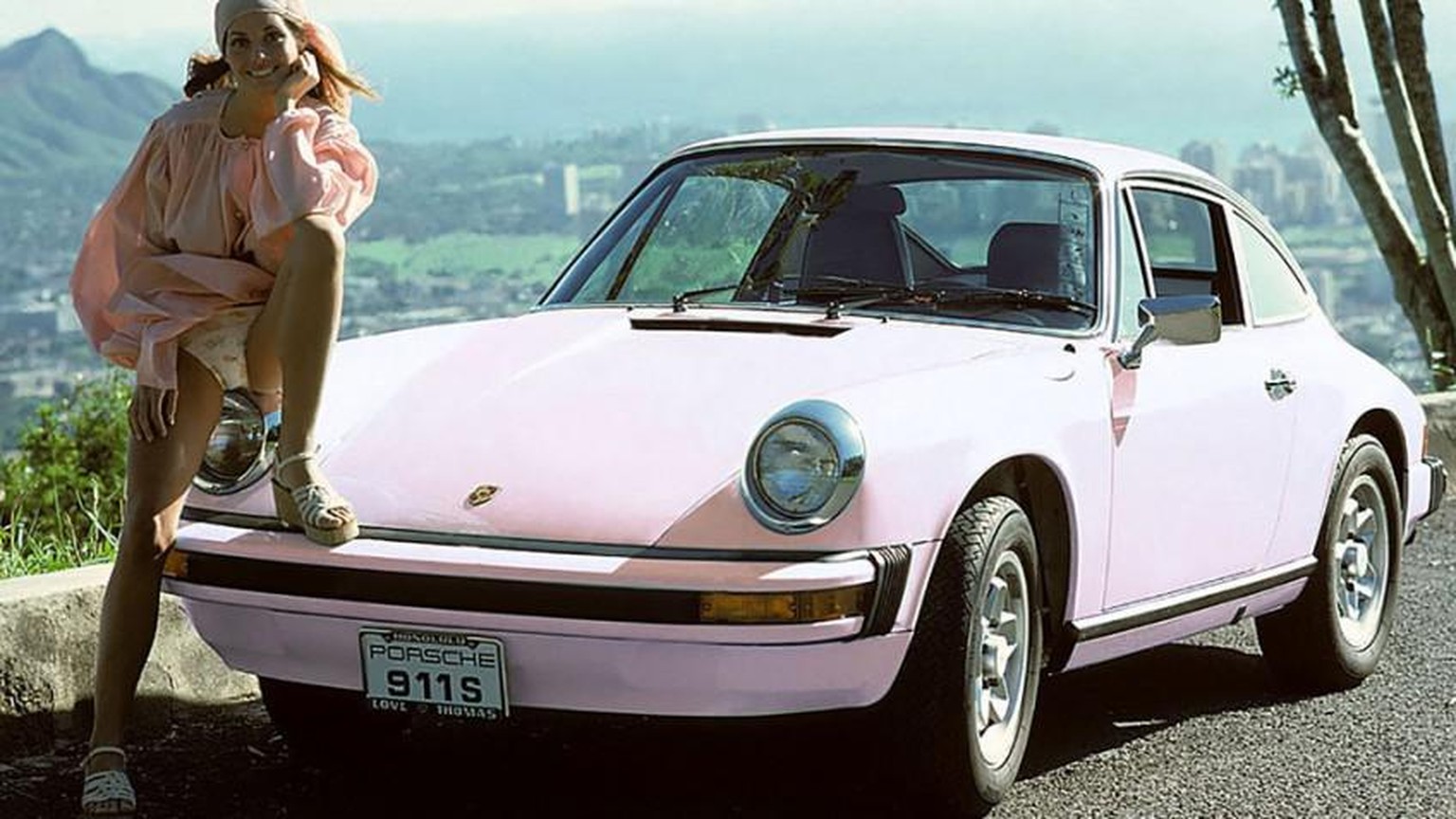 Marilyn Lange posiert mit dem rosa Porsche 911, den sie zum Titel «Playmate des Jahres 1975» erhält.