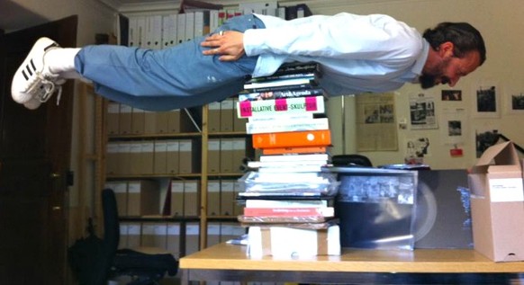 Planking im Büro des Cabaret Voltaire. Dieses Bild kam in «20 Minuten Online», als Hansi Voigt noch Chefredaktor war.<br data-editable="remove">