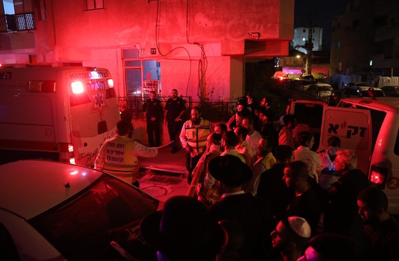 epaselect epa09858805 Israeli emergency personnel at the scene of attack in city of Bnei Brak, near Tel Aviv, Israel, 29 March 2022. According to emergency services, at least five Israelis where kille ...