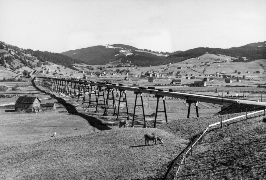 Der Willerzeller Viadukt, Teil des Etzelwerks, das Strom fuer die SBB, Schweizerische Bundesbahnen, aus dem zukuenftigen Sihlsee gewinnen wird, aufgenommen um 1937. (KEYSTONE/Karl Saurer)