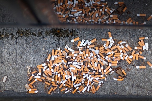 Die achtlos weggeworfenen Zigarettenstummel stellen ein Umweltproblem dar.