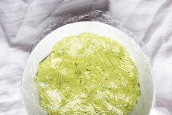 So wird deine Guacamole nicht braun: Frischhaltefolie fest auf die übrig gebliebene Guacamole gepresst!
https://www.fooduzzi.com/wp-content/uploads/2017/01/how-to-keep-guacamole-from-turning-brown-4.j ...
