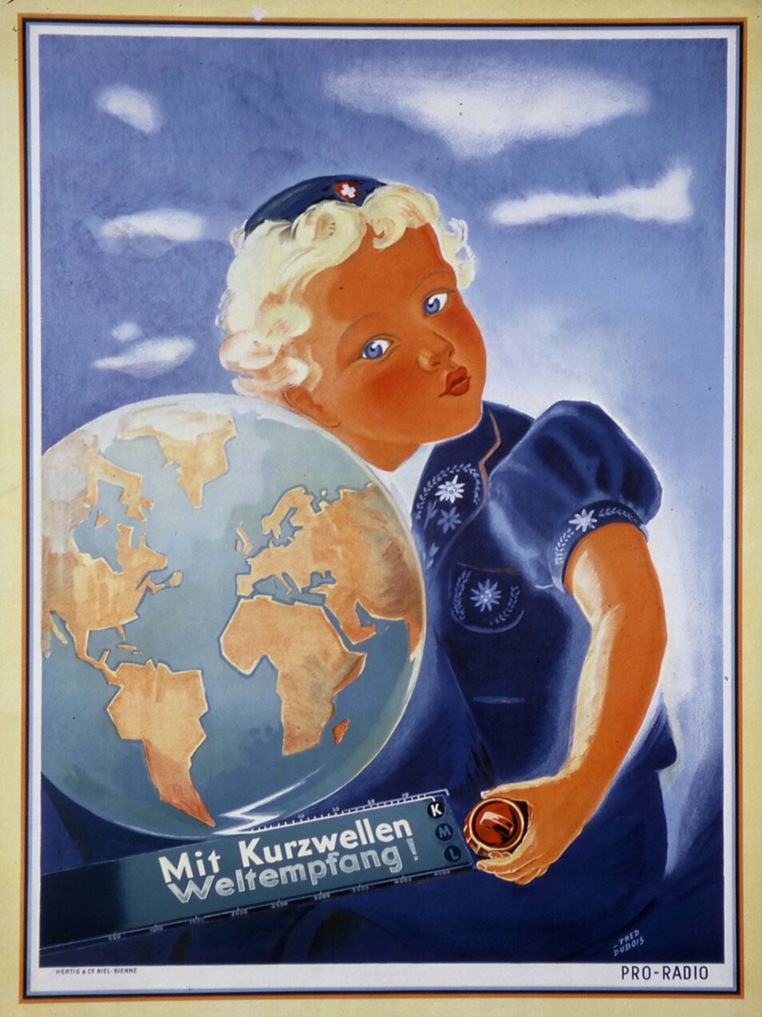 Ein Knabe mit Edelweiss bestickter Tracht und Käppi mit Schweizerkreuz lauscht mit dem Ohr an einer Weltkugel. Werbung für Radios mit Kurzwellenempfang der Schweizer Werbe-Organisation «Pro Radio». Ob ...