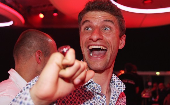epa05307150 A picture made available on 15 May 2016 shows Bayern Munich's Thomas Mueller (C) smiles with his Championship ring during the FC Bayern Muenchen Bundesliga Champions Dinner at the Postpala ...