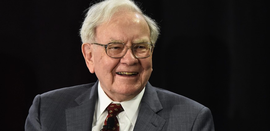 epa04696379 Nebraska Furniture Mart and Berkshire Hathaway, CEO Warren Buffett answers questions for a crowd inside his new North Texas store for a cancer benefit in The Colony, Texas, USA, 08 April 2 ...