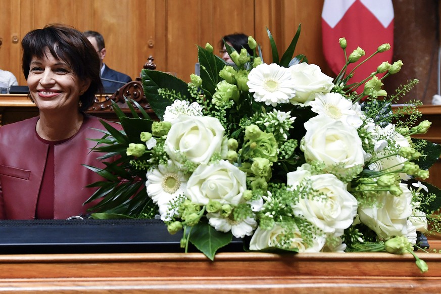 Bundesraetin Doris Leuthard freut sich nach ihrer Wahl in der Bundesversammlung zur Bundespraesidentin, am Mittwoch, 7. Dezember 2016, in Bern. (KEYSTONE/Peter Schneider)