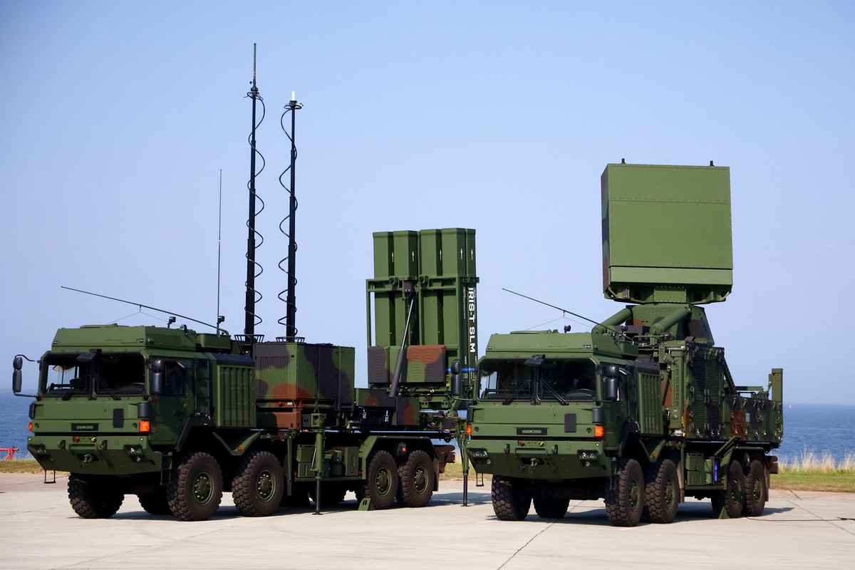epa11584521 Vehicles of the IRIS-T SLM air defense system from Diehl Defence are stationed on the grounds, during the ceremonial commissioning at the Todendorf barracks in Todendorf, Northern Germany, ...