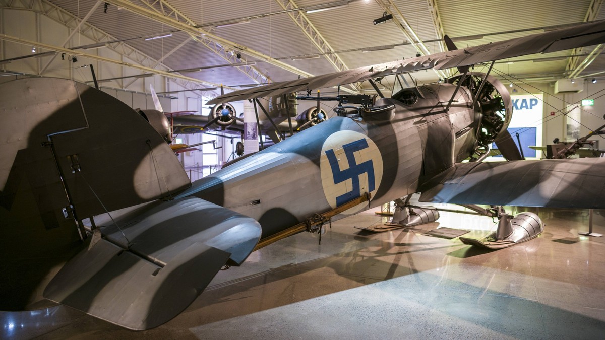 Weil-es-ausl-ndische-G-ste-irritiert-Finnische-Luftwaffe-verbannt-Hakenkreuz-aus-Flagge