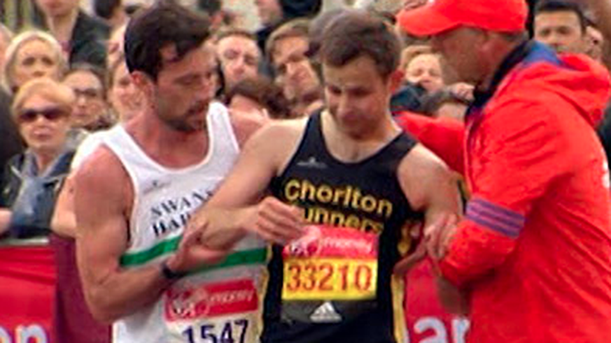 David Wyeth (rechts) wird von&nbsp;Matthew Rees ins Ziel begleitet.