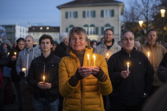 Menschen zuenden Kerzen an einer Kundgebung gegen die Corona Massnahmen von Bund und Kanton an, am Samstag, 21. November 2020 in Lachen. (KEYSTONE/Ennio Leanza).