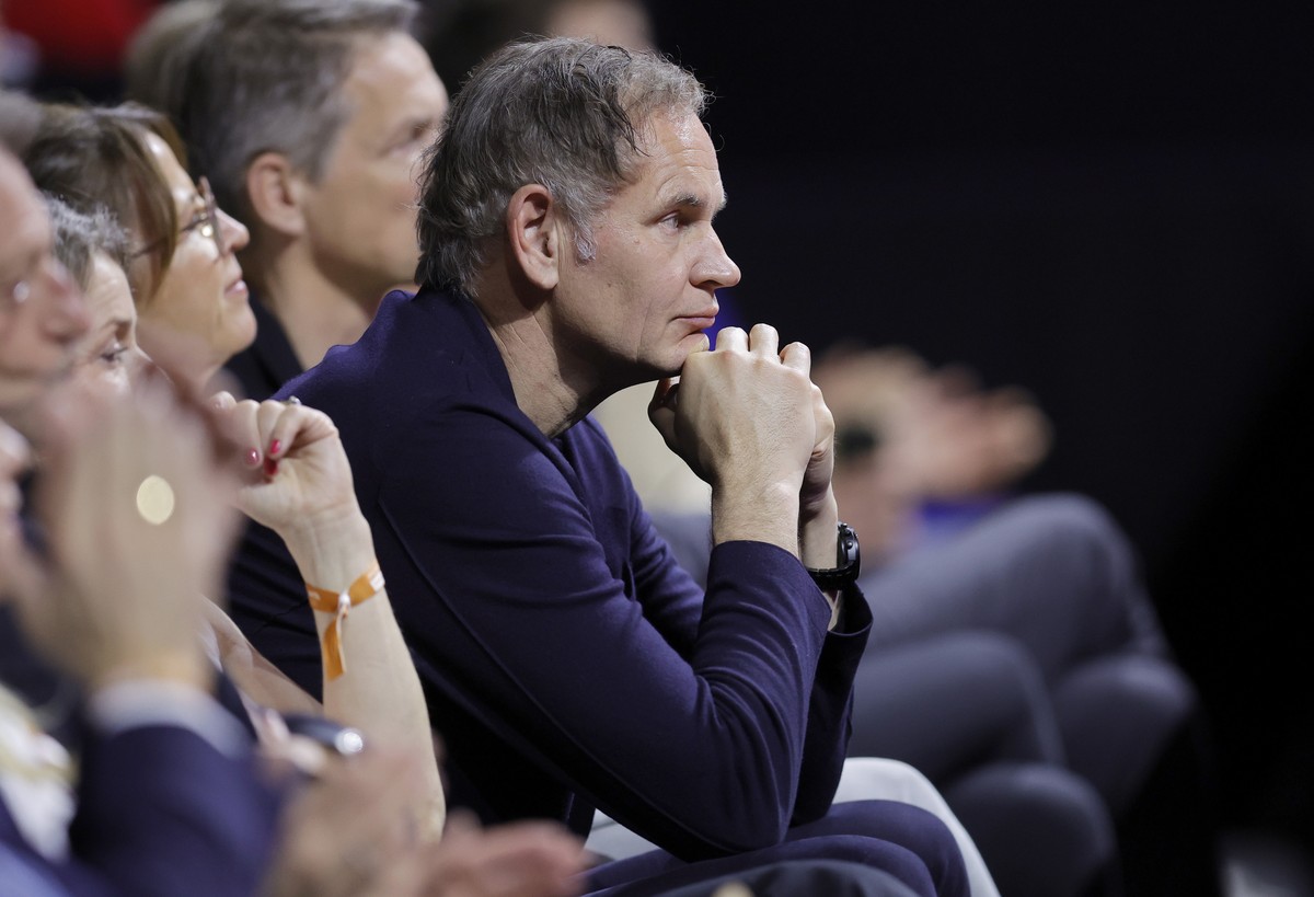 epa11290262 Oliver Blume, Chairman of the Board of Management of Volkswagen (VW) and Porsche AG, attends the semi final match between Iga Swiatek of Poland and Elena Rybakina of Kazakhstan at the Pors ...