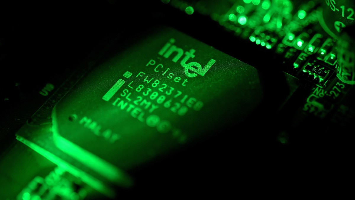 epa06416864 A close-up photo showing an Intel computer circuit board displayed in Duesseldorf, Germany, 04 January 2018. Reports on 04 January 2018 state technology companies are rushing to fix two co ...