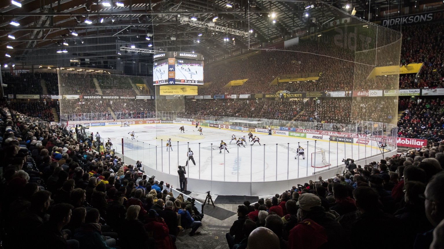 Zuschauer verfolgen das erste Eishockey Playoff-Finalspiel der National League A zwischen dem SC Bern und dem EV Zug, am Donnerstag, 6. April 2017, in der PostFinance Arena in Bern. (KEYSTONE/Peter Kl ...