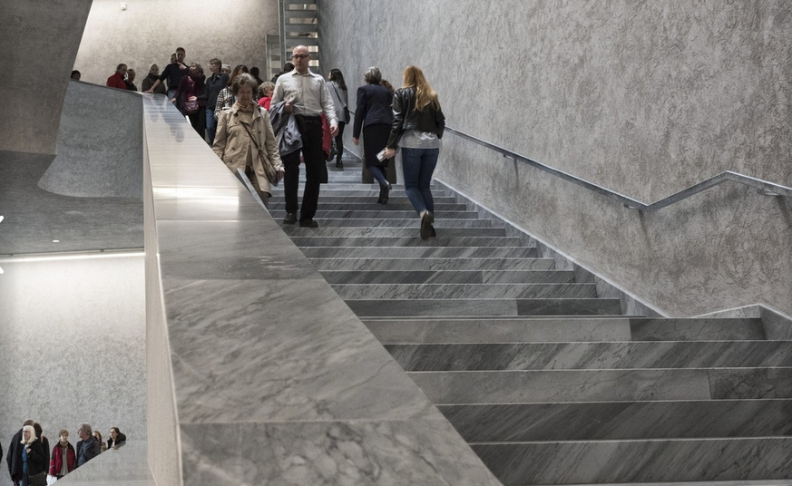 Vor dem Eingang des wiedereröffneten Kunstmuseums Basel standen die Besucher Schlange.