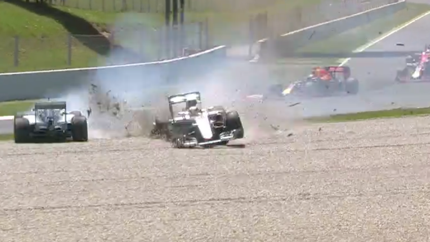 Die spektakulärste Szene der Saison: Hamilton schiesst Kollege Rosberg ab.