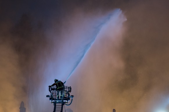 Die Feuerwehr bekaempft den Brand einer Saegerei, am Montag, 9. Januar 2017, in Kuessnacht am Rigi. In einem Holzverarbeitungsbetrieb in Haltikon ist nach dem Mittag ein Brand ausgebrochen. Bei der be ...