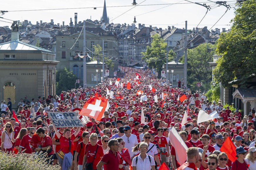 Supporters and Fans from Switzerland at the fan walk prior to the UEFA Women&#039;s EURO 2025 quaterfinal soccer match between Switzerland and Spain in Bern, Switzerland, Friday, July 18, 2025. (KEYST ...