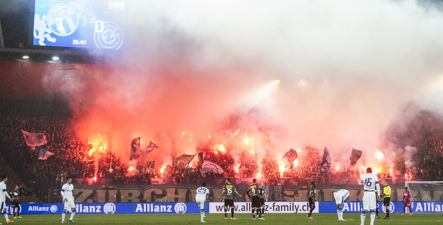 Zuercher Fans zuenden Pyros im Fussballspiel der Super League zwischen dem FC Zuerich und dem Grasshopper Club Zuerich, am Samstag, 1. Maerz 2014, im Letzigrund Stadion in Zuerich. (KEYSTONE/Ennio Lea ...