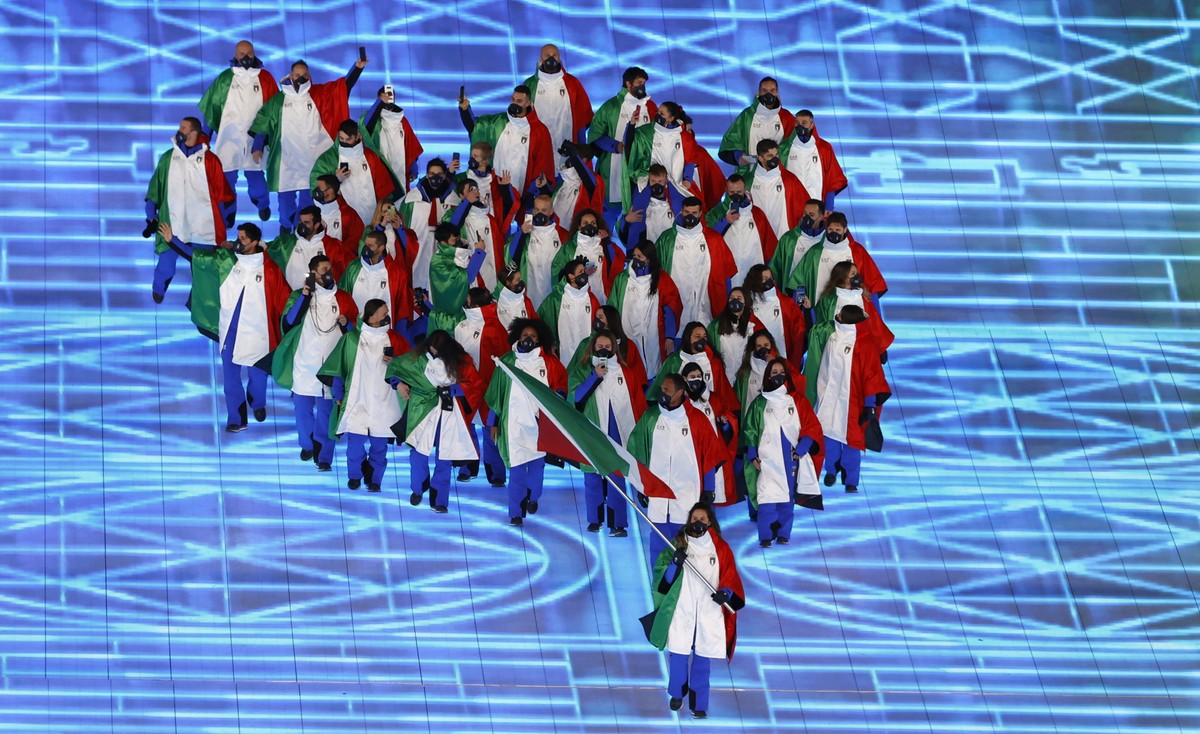 epa09727409 Athletes of Italy arrive for the Opening Ceremony of the Beijing 2022 Olympic Games at the National Stadium, also known as Bird's Nest, in Beijing China, 04 February 2022. EPA/ROMAN P ...