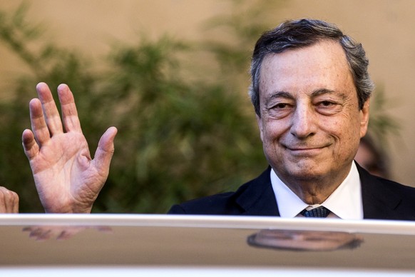 epa10072815 Italian Prime Minister Mario Draghi arrives to pay his respects to late Italian journalist Eugenio Scalfari as the coffin lies in state at the City Hall in Rome, Italy, 15 July 2022. Scalf ...
