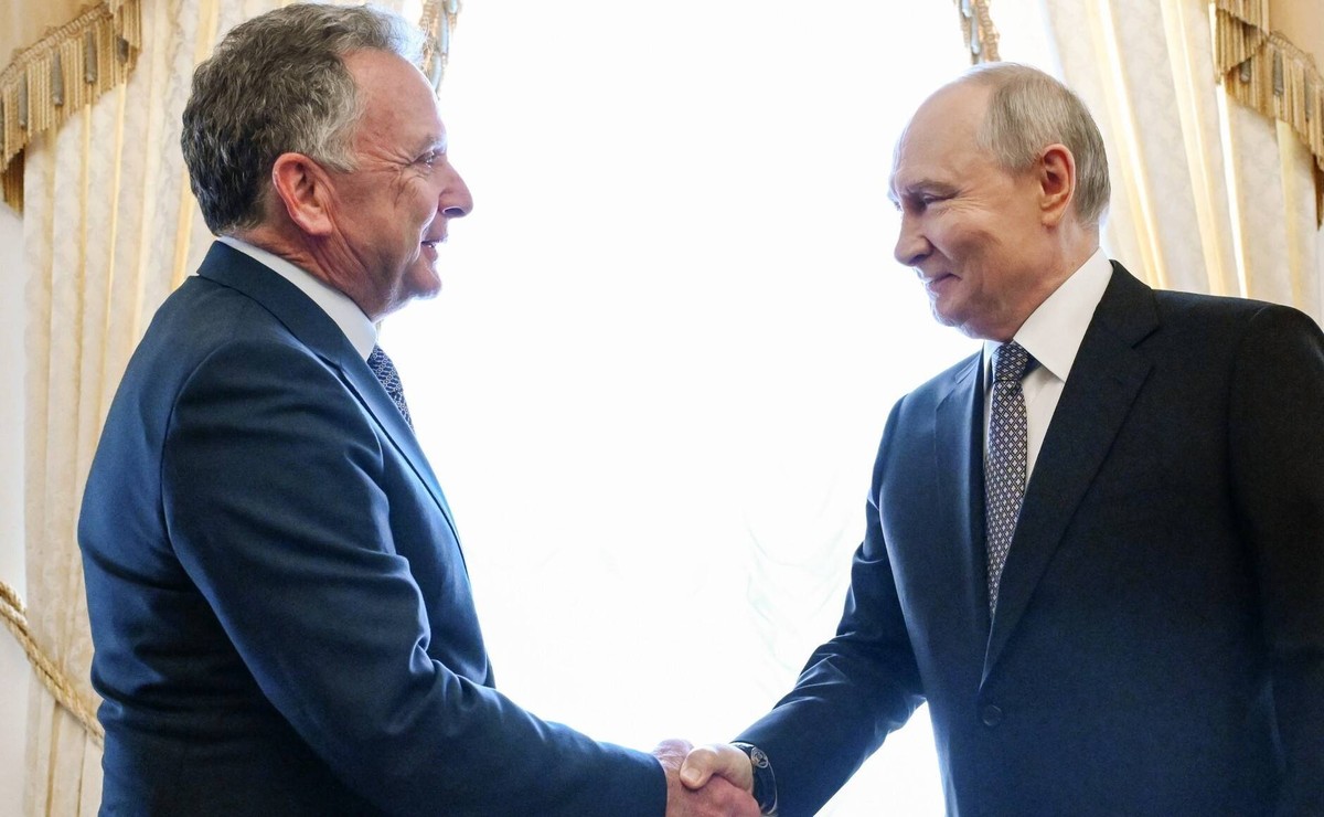 Russian President Vladimir Putin meets US Special Envoy Steve Witkoff in St. Petersburg ST. PETERSBURG, RUSSIA - OCTOBER 21: ----EDITORIAL USE ONLY - MANDATORY CREDIT - KREMLIN PRESS OFFICE / HANDOUT  ...